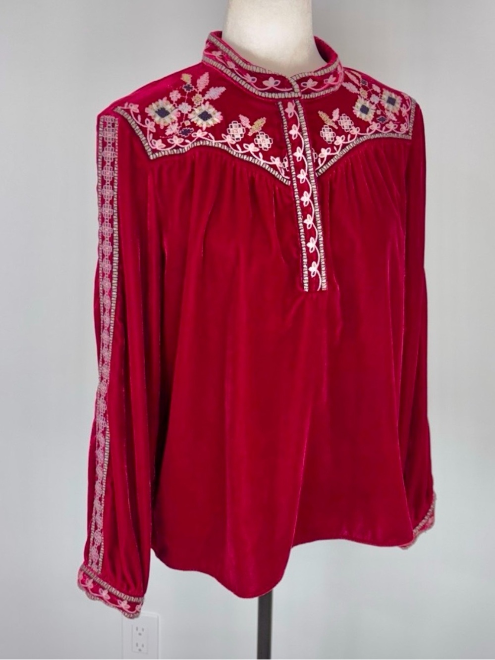 Velvet Embroidered Blouse - excellent condition- PTP 22” Shoulder to hem 23.25”